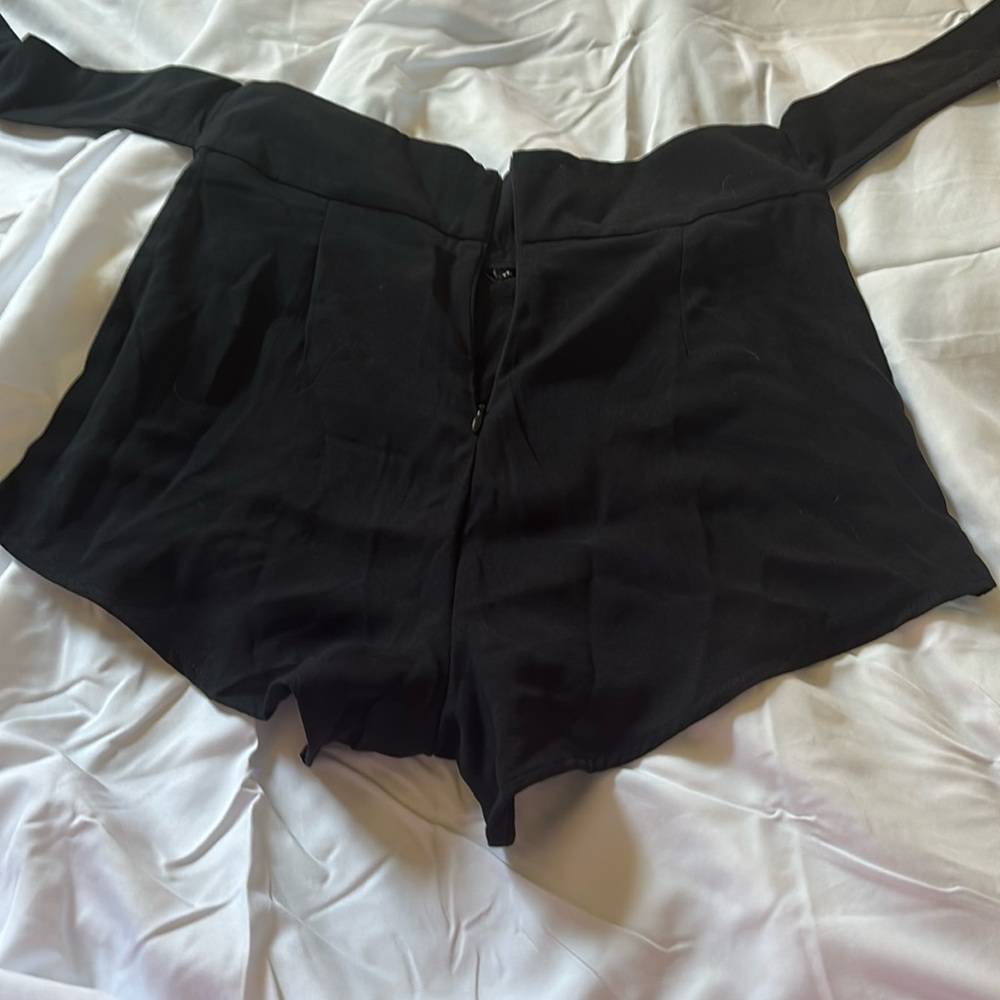 Black shorts with zipper and bow